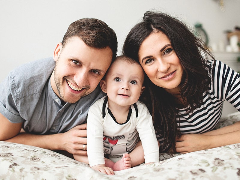 Nouveau-né entouré d'un enfant